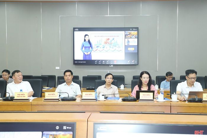 Đại biểu theo dõi hội nghị tại điểm cầu Hà Tĩnh.