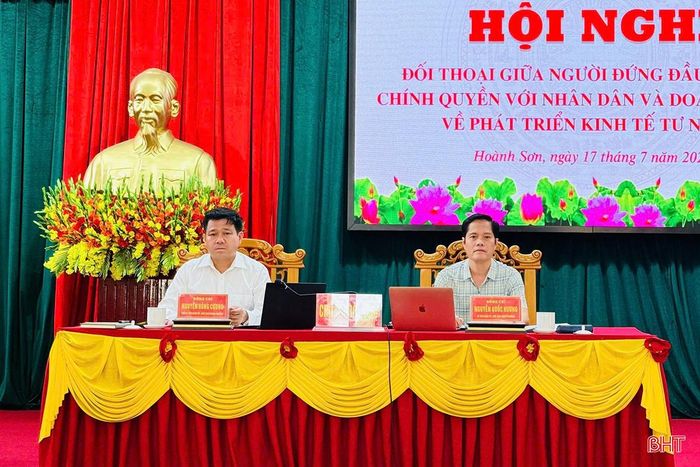Các đồng chí lãnh đạo phường chủ trì hội nghị.