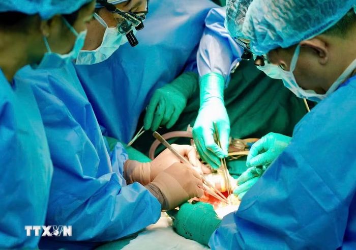 Một ca phẫu thuật tại Bệnh viện Đại học Y dược Thành phố Hồ Chí Minh. (Nguồn: TTXVN)