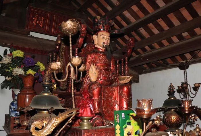 Tượng thờ Thái sư Lê Văn Thịnh được thờ tại đền. (Ảnh: Cổng Thông tin điện tử tỉnh Bắc Ninh)