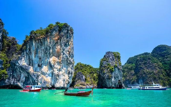 Phuket là hòn đảo lớn nhất Thái Lan, nổi tiếng là "viên ngọc phương Nam" với các bãi biển cát trắng. (Ảnh: CTV/Vietnam+)