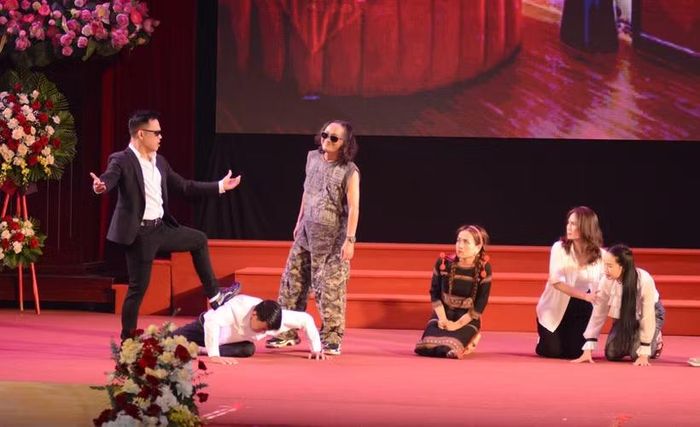 Tiết mục tiểu phẩm tại Lễ phát động chung tay phòng, chống mua bán người. (Ảnh: Văn Dũng/TTXVN)