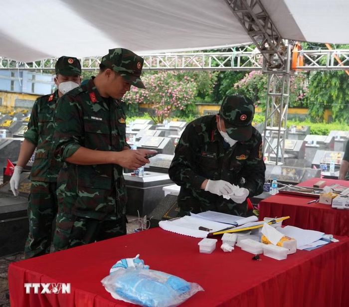 Quá trình lấy mẫu ADN các hài cốt liệt sỹ tại Nghĩa trang liệt sỹ Vĩnh Yên, Phú Thọ được các lực lượng tập trung thực hiện theo đúng trình tự, đảm bảo an toàn, hiệu quả. (Ảnh: Nguyễn Thảo/TTXVN)