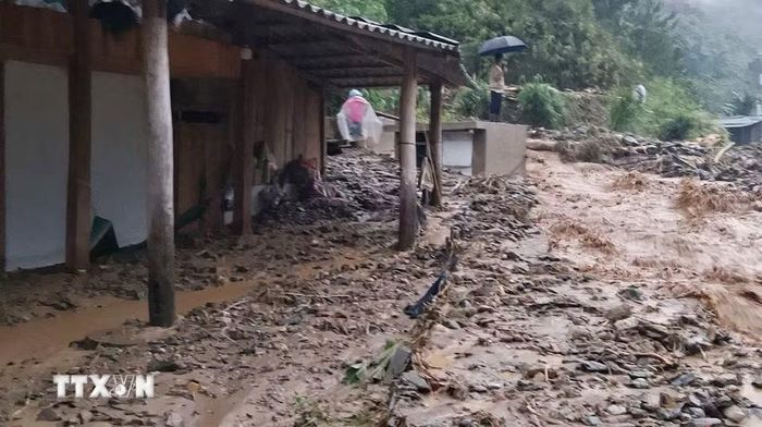 Mưa lũ ở xã Ngọc Chiến, tỉnh Sơn La làm đất, đá tràn vào nhà dân. (Ảnh: TTXVN phát)