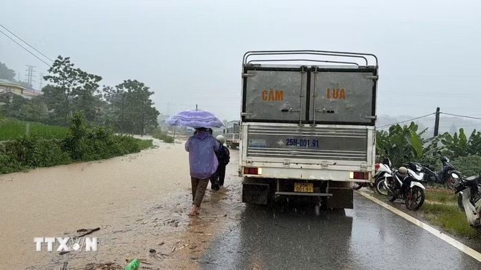 Các phương tiện không thể lưu thông tại đoạn Km 354 trên Quốc lộ 32, xã Mường Than, Lai Châu. (Ảnh: TTXVN phát)
