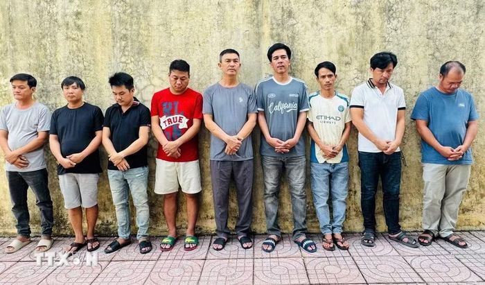 Các đối tượng trong đường dây cá độ bóng đá. (Ảnh: TTXVN phát)
