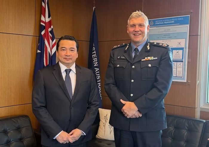 Ảnh minh họa: Tổng Lãnh sự Phạm Hải Anh và Giám đốc Cảnh sát bang Tây Australia Col Blanch. (Ảnh: Tổng lãnh sự Việt Nam tại Perth cung cấp)