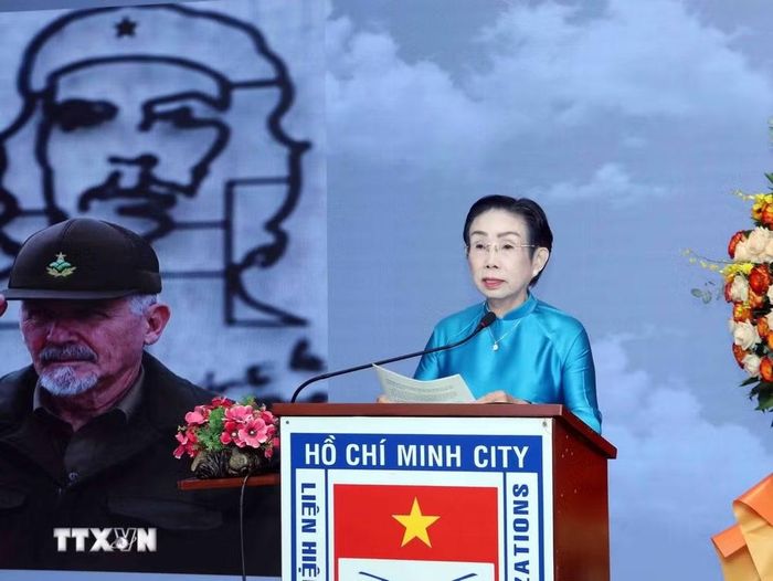 Bà Trương Thị Hiền, Chủ tịch Hội hữu nghị Việt Nam-Cuba Thành phố Hồ Chí Minh, phát biểu tại buổi họp mặt. (Ảnh: Xuân Khu/TTXVN)
