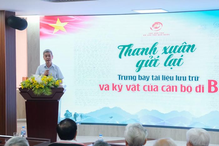 Ông Đặng Thanh Tùng, Cục trưởng Cục Văn thư và Lưu trữ nhà nước (Bộ Nội vụ) phát biểu khai mạc trưng bày tài liệu lưu trữ và kỷ vật của cán bộ đi B mang tên "Thanh xuân gửi lại". (Ảnh: PV/Vietnam+)