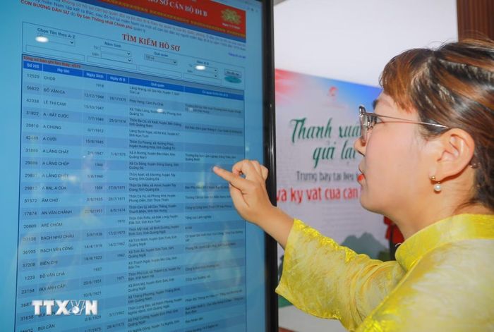 Công chúng trực tiếp tra cứu hồ sơ cán bộ đi B đang được bảo quản tại Trung tâm Lưu trữ quốc gia III thông qua hệ thống tra cứu điện tử. (Ảnh: Khánh Hòa/TTXVN)