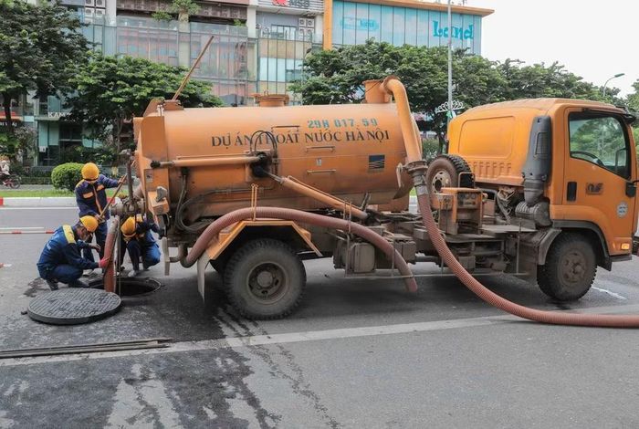Tuyến cống ngầm này dài khoảng 4km, bắt đầu từ khu vực Hoàng Minh Thảo, nối tiếp qua đường Võ Chí Công và chạy dọc dẫn về sông Tô Lịch. Đây là công trình trọng điểm nhằm chống úng ngập cho các khu đô thị phía Tây. (Ảnh: Phan Phương/ TTXVN)