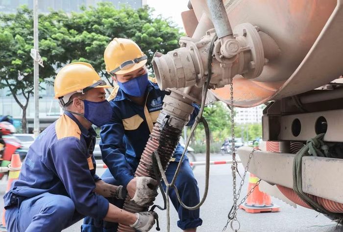 Cẩn trọng thao tác đóng chốt, khóa chặt vòi hút bùn chuyên dụng sau khi hoàn thành nhiệm vụ, đảm bảo an toàn tuyệt đối và vệ sinh môi trường sạch sẽ trong quá trình thi công. (Ảnh: Phan Phương/TTXVN)