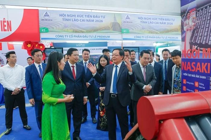 Phó Thủ tướng Chính phủ Hồ Quốc Dũng tham quan gian trưng bày tại Hội nghị. (Ảnh: Đinh Thùy/TTXVN)