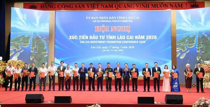 UBND tỉnh Lào Cai trao Quyết định chấp thuận chủ trương đầu tư cho 24 dự án với tổng vốn đăng ký đạt hơn 24.160 tỷ đồng. (Ảnh: Đinh Thùy/TTXVN)