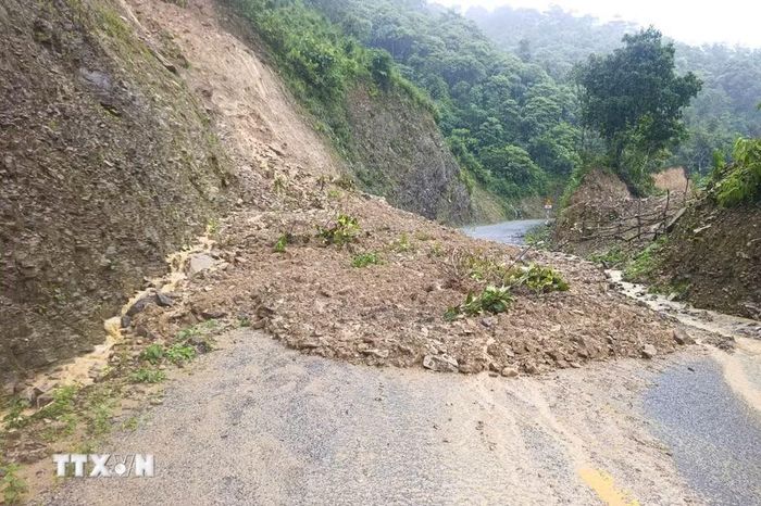 Sạt lở taluy dương tại Km51+940,Tỉnh lộ 140 đoạn Tả Phìn-Huổi Só. (Ảnh: TTXVN phát)