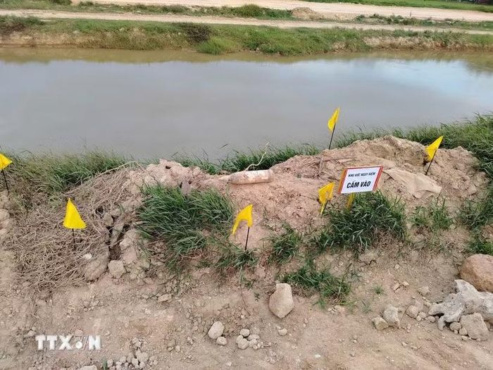 Đơn vị chức năng tổ chức cắm biển cảnh báo, phối hợp với lực lượng bảo vệ công trình khoanh vùng, bảo vệ hiện trường, không để người dân và phương tiện tiếp cận khu vực nguy hiểm. (Ảnh: TTXVN phát)