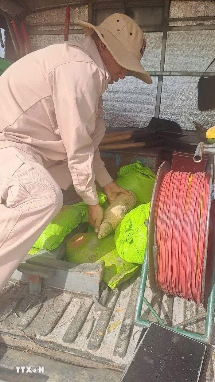 Đội xử lý bom mìn của Tổ chức MAG tiến hành thu gom, di chuyển khỏi hiện trường và xử lý theo đúng quy trình kỹ thuật. (Ảnh: TTXVN phát)