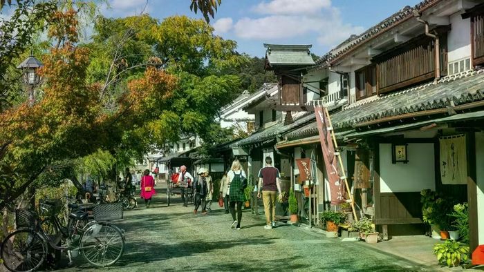 Du khách quốc tế trải nghiệm cuộc sống của người dân địa phương Kurashiki. (Ảnh: CTV/Vietnam+)