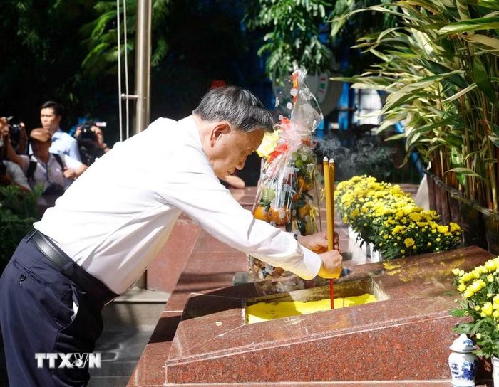 Tổng Bí thư, Chủ tịch nước Tô Lâm dâng hương tưởng niệm Tổng Bí thư Trần Phú. (Ảnh: Thống Nhất/TTXVN)