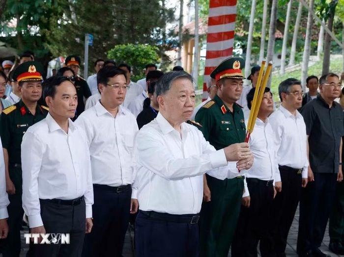 Tổng Bí thư, Chủ tịch nước Tô Lâm và các đại biểu dâng hương tưởng niệm Tổng Bí thư Trần Phú. (Ảnh: Thống Nhất/TTXVN)