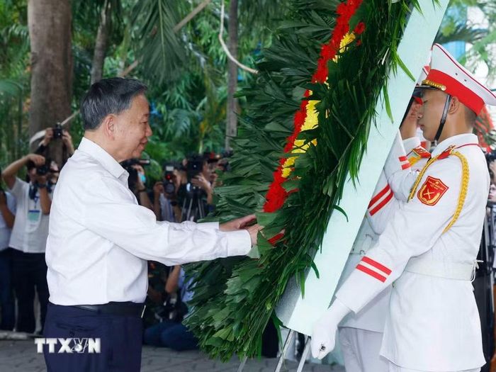 Tổng Bí thư, Chủ tịch nước Tô Lâm dâng hoa tưởng niệm Tổng Bí thư Trần Phú. (Ảnh: Thống Nhất/TTXVN)