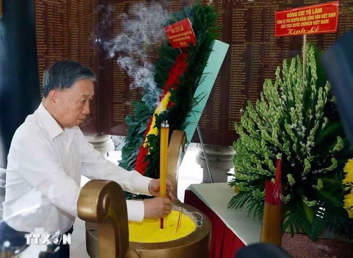 Tổng Bí thư, Chủ tịch nước Tô Lâm dâng hương tại Nhà bia tưởng niệm các Anh hùng liệt sỹ. (Ảnh: Thống Nhất/TTXVN)