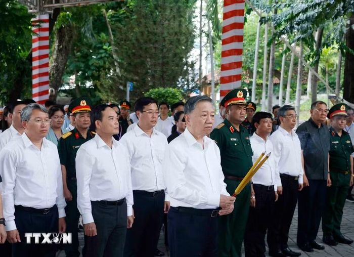 Tổng Bí thư, Chủ tịch nước Tô Lâm và các đại biểu dâng hương tưởng niệm Tổng Bí thư Trần Phú. (Ảnh: Thống Nhất/TTXVN)
