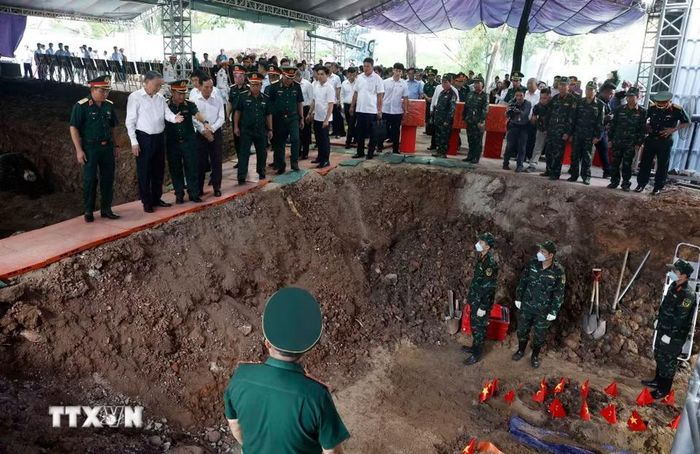 Tổng Bí thư, Chủ tịch nước Tô Lâm đến thị sát khu vực các lực lượng chức năng đang ngày đêm tìm kiếm, quy tập hài cốt liệt sỹ tại Công viên Lê Thị Riêng. (Ảnh: Thống Nhất/TTXVN)