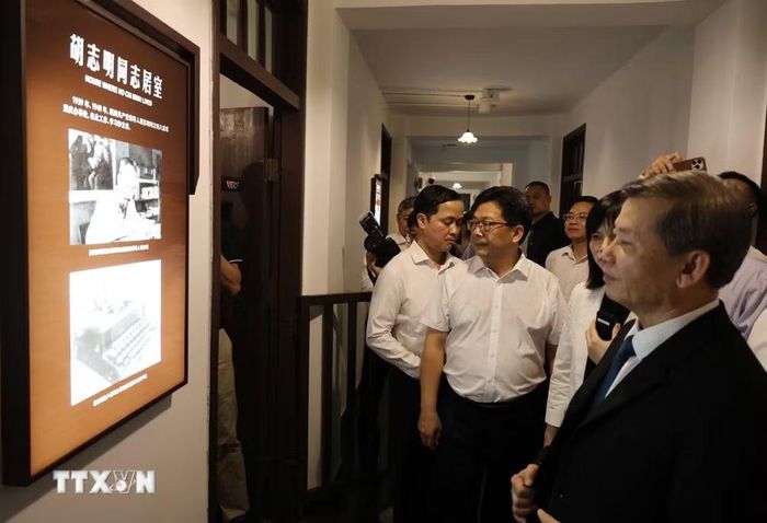 Trưởng Ban Nội chính Trung ương Lê Minh Trí thăm phòng làm việc của Bác Hồ trong khuôn viên Bảo tàng lịch sử cách mạng Hồng Nham. (Ảnh: Công Tuyên/TTXVN)