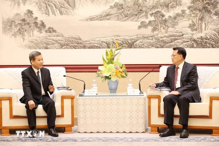 Trưởng Ban Nội chính Trung ương Lê Minh Trí (trái) hội kiến đồng chí Viên Gia Quân, Ủy viên Bộ Chính trị, Bí thư Thành ủy Trùng Khánh. (Ảnh: Công Tuyên/TTXVN)