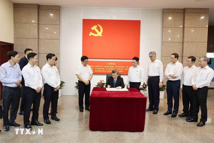 Trưởng Ban Nội chính Trung ương Lê Minh Trí ghi lưu bút tại Bảo tàng lịch sử cách mạng Hồng Nham, nơi lưu giữ những hình ảnh và hiện vật liên quan đến giai đoạn hoạt động cách mạng của Chủ tịch Hồ Chí Minh. (Ảnh: Công Tuyên/TTXVN)