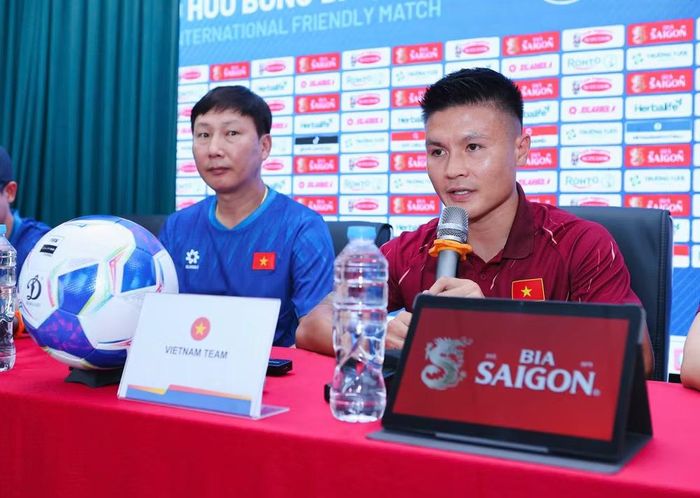 Đội trưởng Quang Hải (áo đỏ) quyết tâm cùng các đồng đội giành chiến thắng trước đối thủ Myanmar. (Ảnh: VFF)