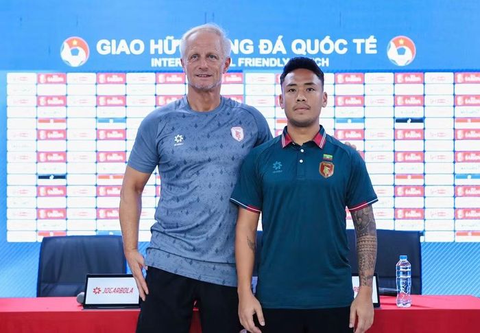 Trận đấu giao hữu với đội tuyển Việt Nam cũng là màn ra mắt của huấn luyện viên Jorn Andersen (trái) trên cương vị 'thuyền trưởng' của đội tuyển Myanmar. (Ảnh: VFF)