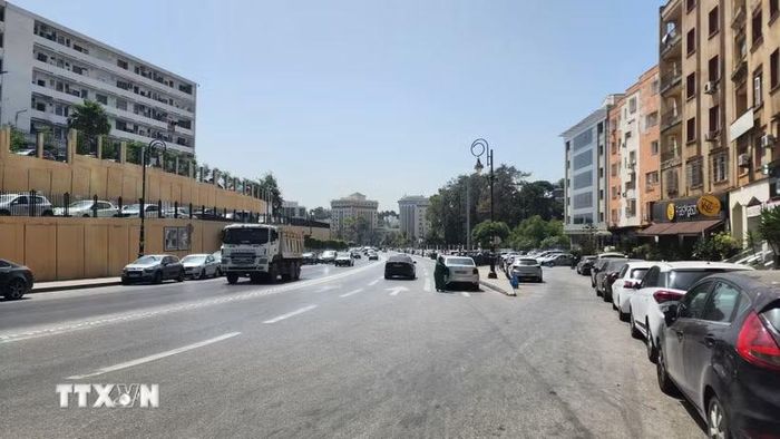 Nắng chói chang giữa trưa ở thủ đô Algiers. (Ảnh: Mạnh Hùng/TTXVN)