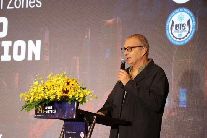 Các chuyên gia công nghệ giới thiệu xu hướng phát triển điện toán đám mây và trí tuệ nhân tạo tại Hội nghị Công nghệ cấp cao được tổ chức ở thành phố Đà Nẵng. (Ảnh: Khoa Chương/TTXVN)