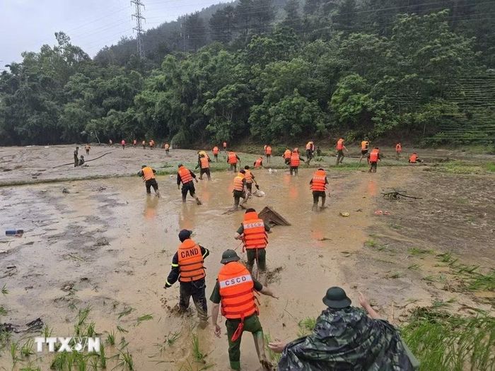 Cán bộ, chiến sỹ vũ trang Lai Châu giúp dân khắc phục mưa lũ. (Ảnh: Nguyễn Oanh/TTXVN)