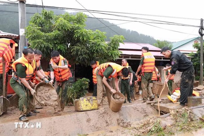 Lực lượng Công an tỉnh Lai Châu hỗ trợ người dân khắc phục. (Ảnh: Quý Trung/TTXVN)