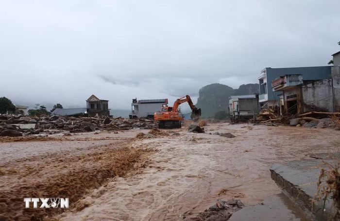 Quốc lộ 32 khu vực đội 11 (nay là Bản Chít) tan hoang do lũ dữ càn quét. (Ảnh: Quý Trung/TTXVN)