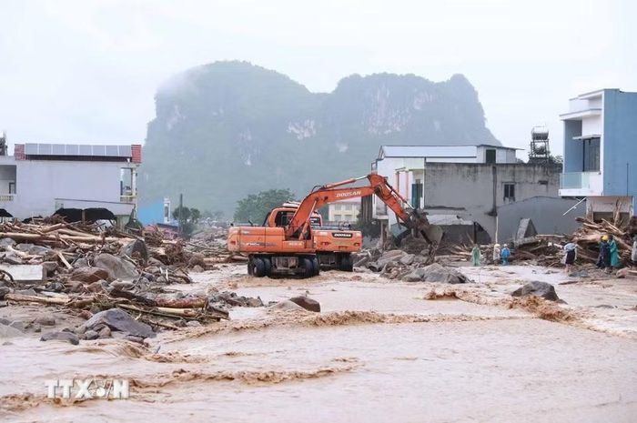 Lực lượng Công an tỉnh Lai Châu hỗ trợ người dân khắc phục. (Ảnh: Quý Trung/TTXVN)