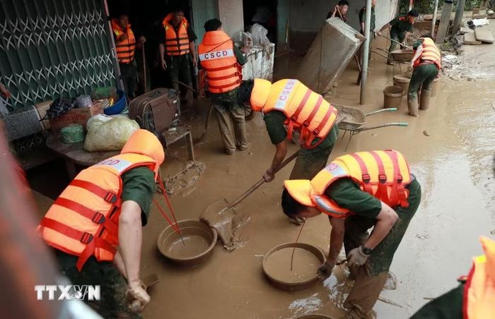 Lực lượng Công an tỉnh Lai Châu hỗ trợ người dân khắc phục. (Ảnh: Quý Trung/TTXVN)