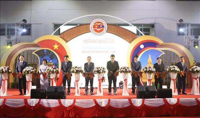 Đại biểu hai nước Việt Nam - Lào cắt băng khai mạc Hội chợ Thương mại Việt - Lào 2026. Ảnh: Xuân Tú/PV TTXVN tại Lào