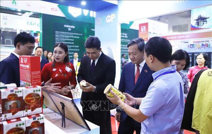 Đại sứ Việt Nam tại Lào Nguyễn Minh Tâm và Thứ trưởng Bộ Công Thương Lào Phouthavanh Nanthavong tham quan gian hàng của Việt Nam tại Hội chợ Thương mại Việt - Lào 2026. Ảnh: Xuân Tú/PV TTXVN tại Lào