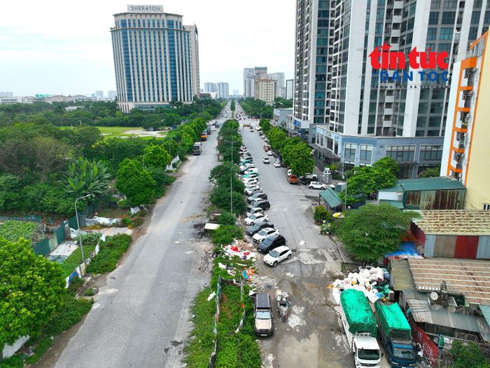 Ở phía nút giao Lê Đức Thọ - Nguyễn Hữu Dực, dự án thi công dở dang, rào chắn một chiều, nhiều khu vực bị đổ trộm rác thải và ô tô đỗ tràn lan.