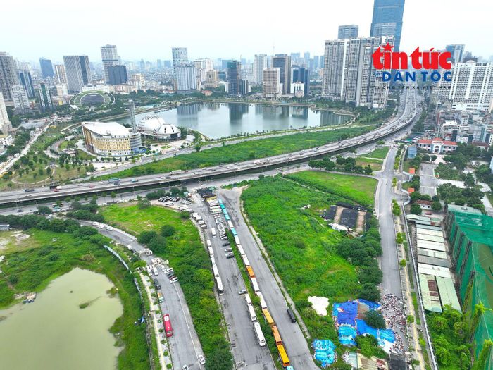 Điểm đầu tuyến kết nối với đường Phạm Hùng (Vành đai 3) đã hoàn thành nhưng vẫn chưa thể đưa vào khai thác.