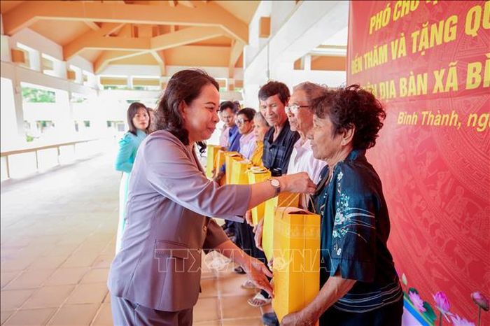 Bí thư Trung ương Đảng, Phó Chủ tịch nước Võ Thị Ánh Xuân trao quà tặng gia đình chính sách trên địa bàn xã Bình Thành. Ảnh minh họa: Giang Phương/TTXVN