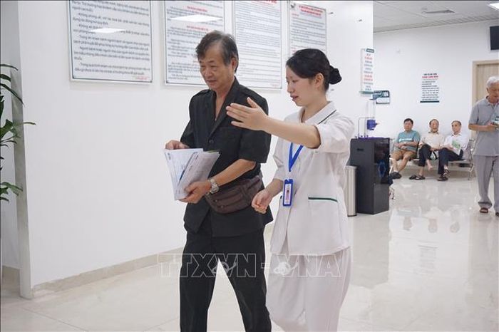 Đội ngũ cán bộ hướng dẫn người có công, thân nhân người có công khám bệnh tại các chuyên khoa sâu tại Bệnh viện TNH.