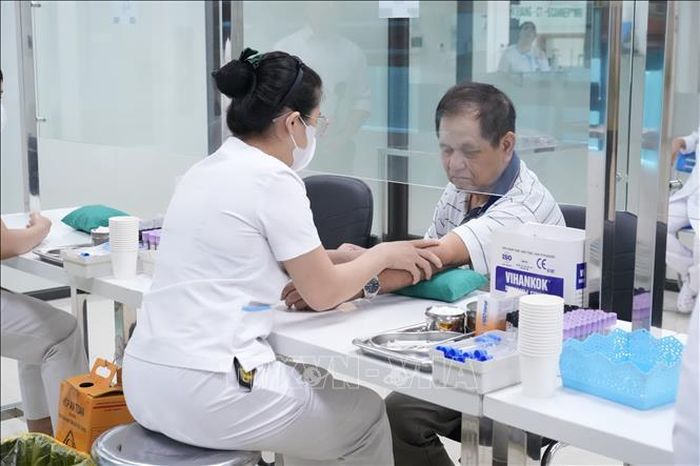 Lấy máu xét nghiệm cho người có công với cách mạng.