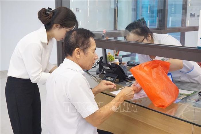 Thương binh, bệnh binh, thân nhân liệt sĩ được hướng dẫn thủ tục khám bệnh miễn phí.