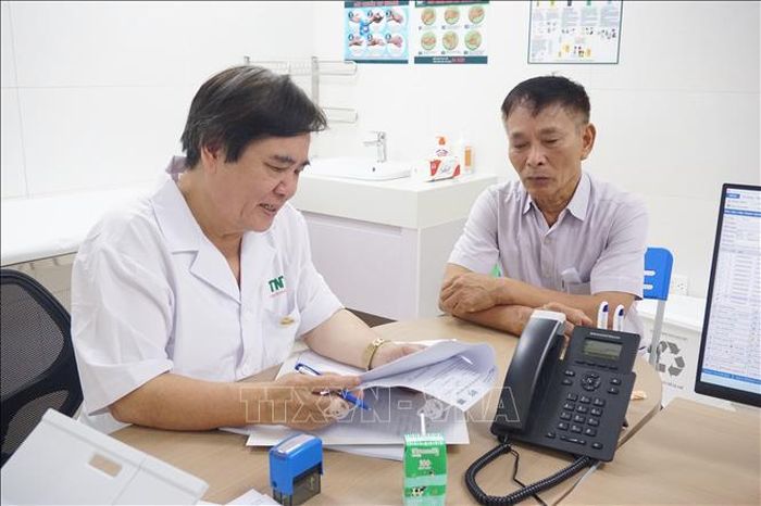 Bác sĩ đọc kết quả xét nghiệm và đưa ra phác đồ điều trị bệnh cho người có công của tỉnh.