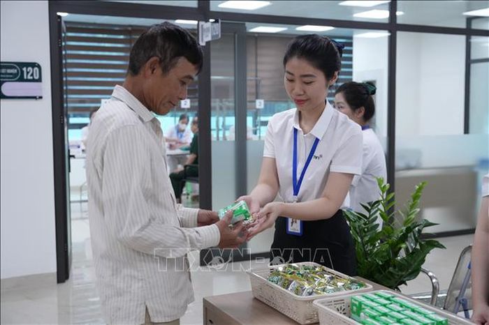 Cấp phát thuốc và sữa miễn phí cho người có công với cách mạng.